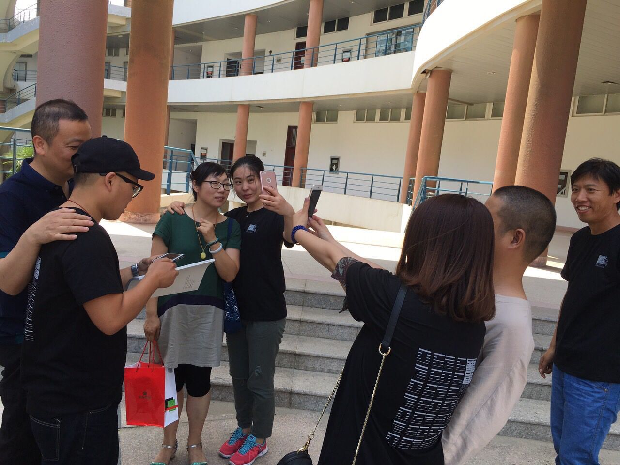 校友与老师共话师生情谊.jpg