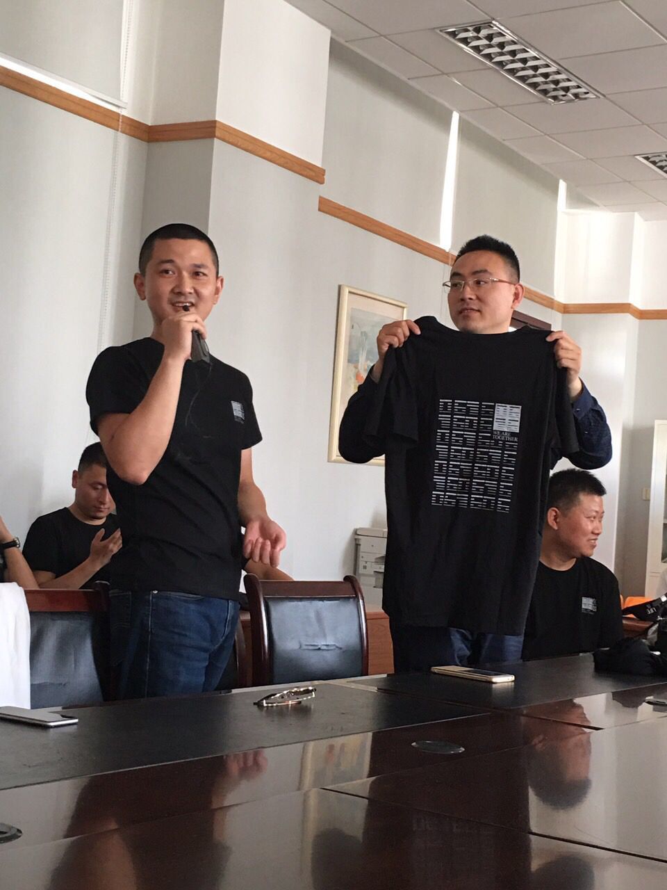 校友向大家介绍纪念文化衫寓意.jpg